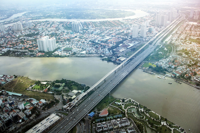 Ngắm Sài Gòn từ tầng 81 của tòa nhà. Trong ảnh là cầu Sài Gòn, kế bên là tuyến đường sắt metro số 1 Bến Thành – Suối Tiên. Ở khu vực phía xa là bán đảo Thanh Đa.
